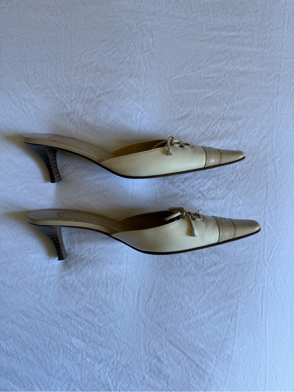 CHANEL Vintage Rare Cream and Beige Leather Pointed Mule with Bow and CC logo - Picture 6 of 13
